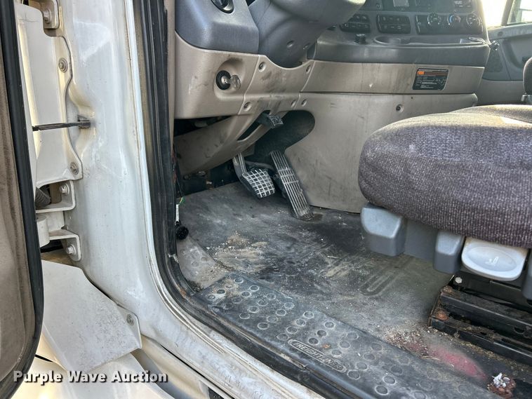 image for item YA0659 2016 Freightliner Cascadia semi truck