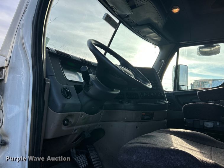 image for item YA0659 2016 Freightliner Cascadia semi truck