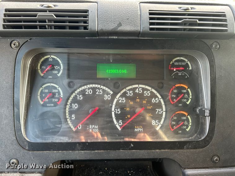 image for item YA0659 2016 Freightliner Cascadia semi truck