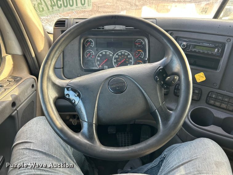 image for item YA0659 2016 Freightliner Cascadia semi truck