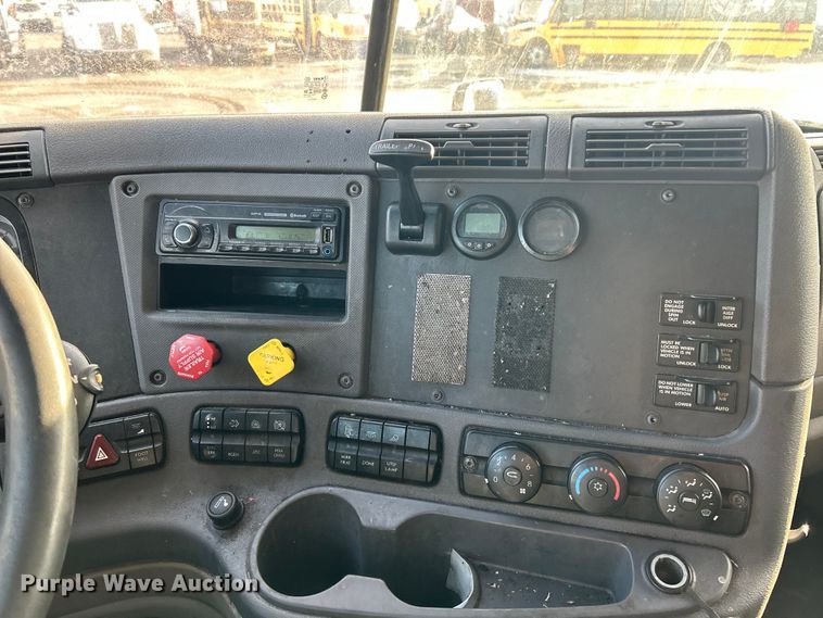 image for item YA0659 2016 Freightliner Cascadia semi truck