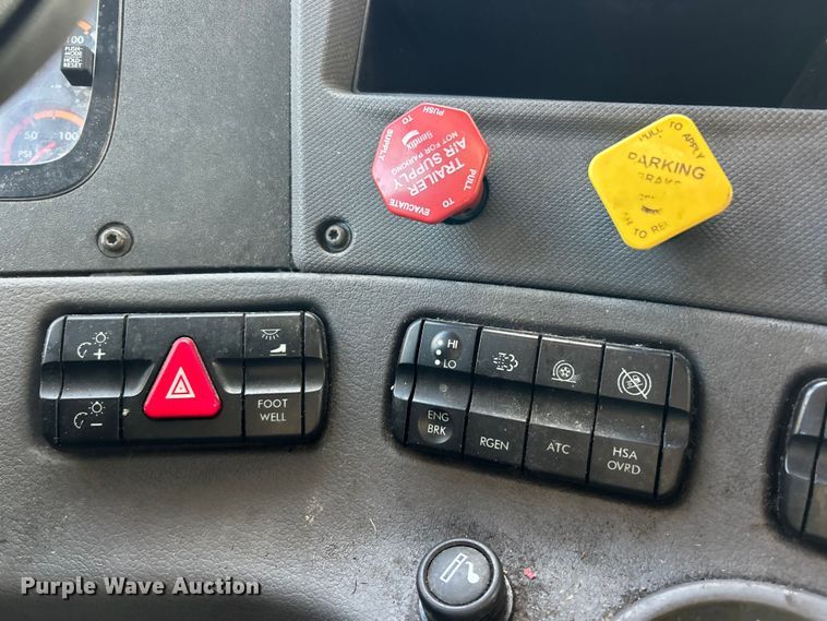 image for item YA0659 2016 Freightliner Cascadia semi truck