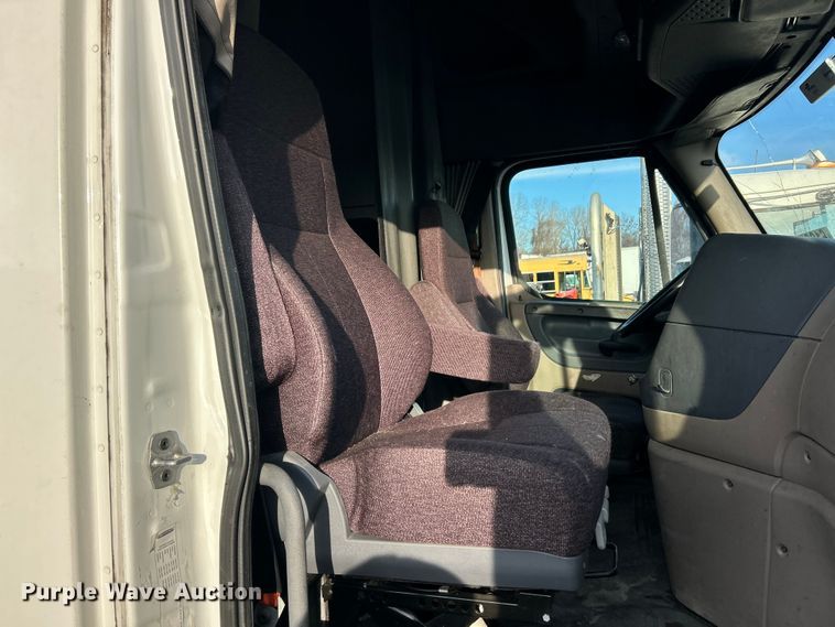 image for item YA0659 2016 Freightliner Cascadia semi truck