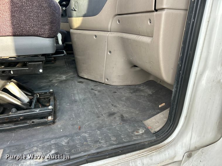 image for item YA0659 2016 Freightliner Cascadia semi truck