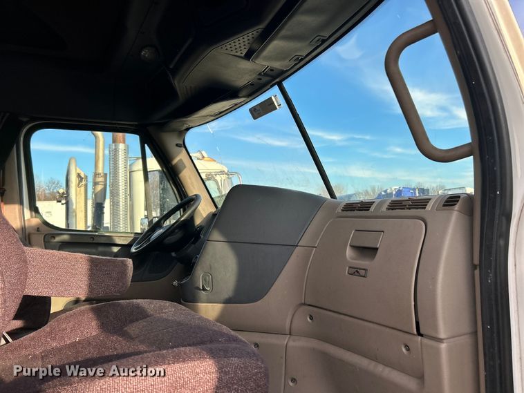 image for item YA0659 2016 Freightliner Cascadia semi truck