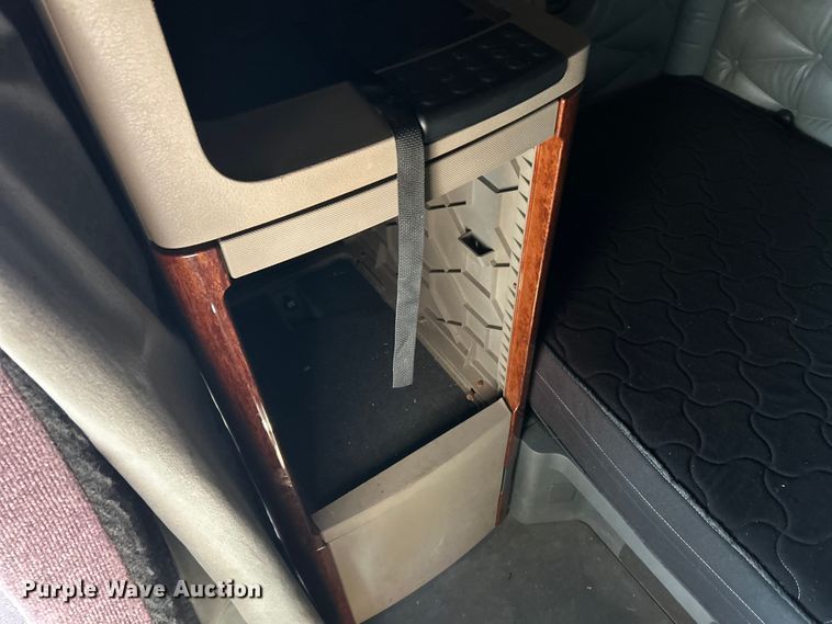 image for item YA0659 2016 Freightliner Cascadia semi truck