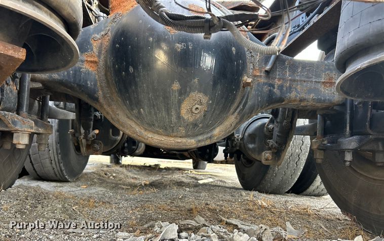 image for item YA0659 2016 Freightliner Cascadia semi truck