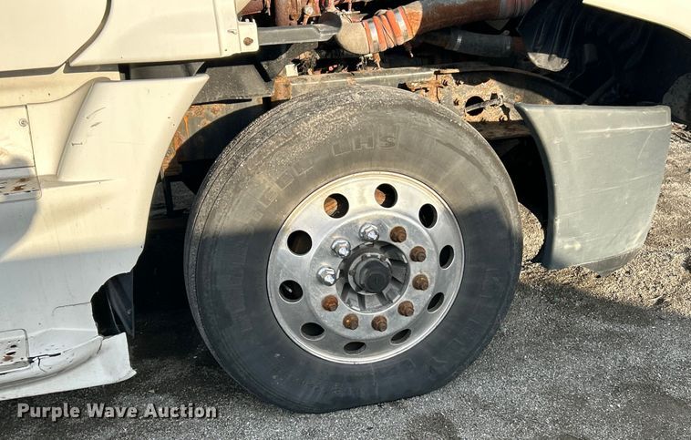 image for item YA0659 2016 Freightliner Cascadia semi truck