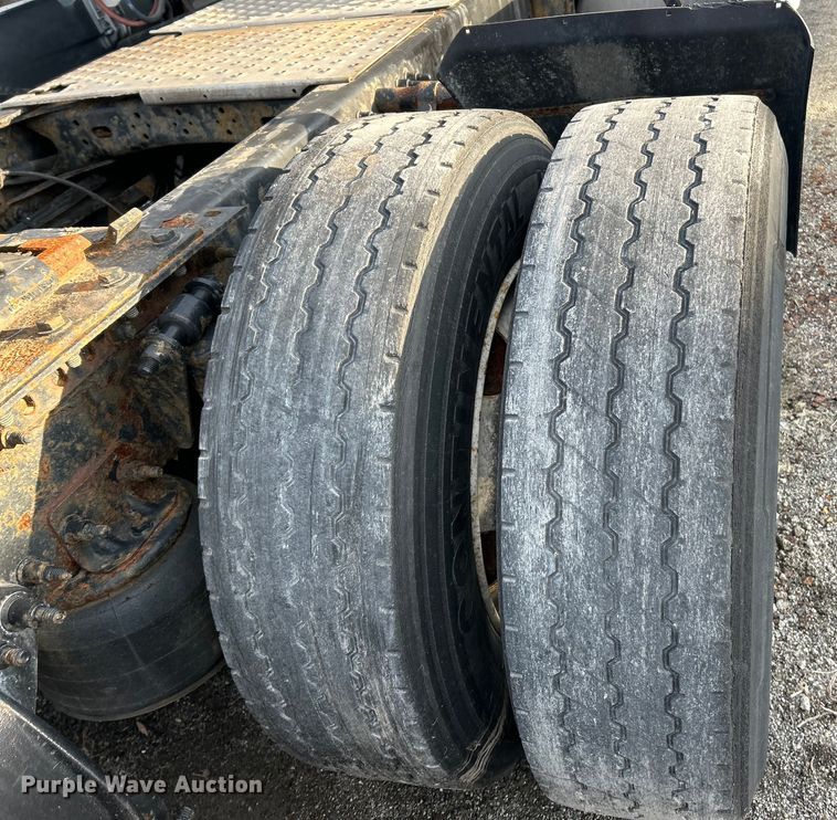 image for item YA0659 2016 Freightliner Cascadia semi truck