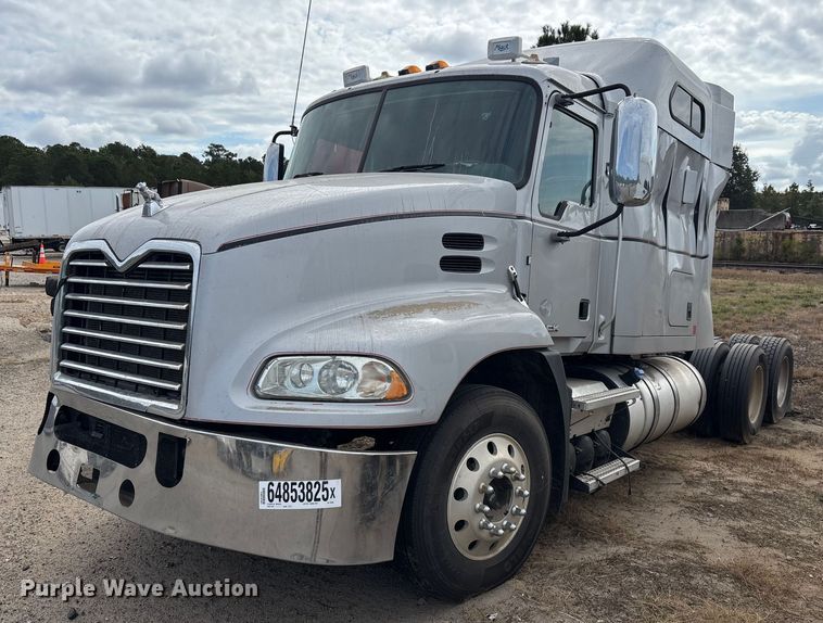 image for item YA0729 2015 Mack CX613 semi truck