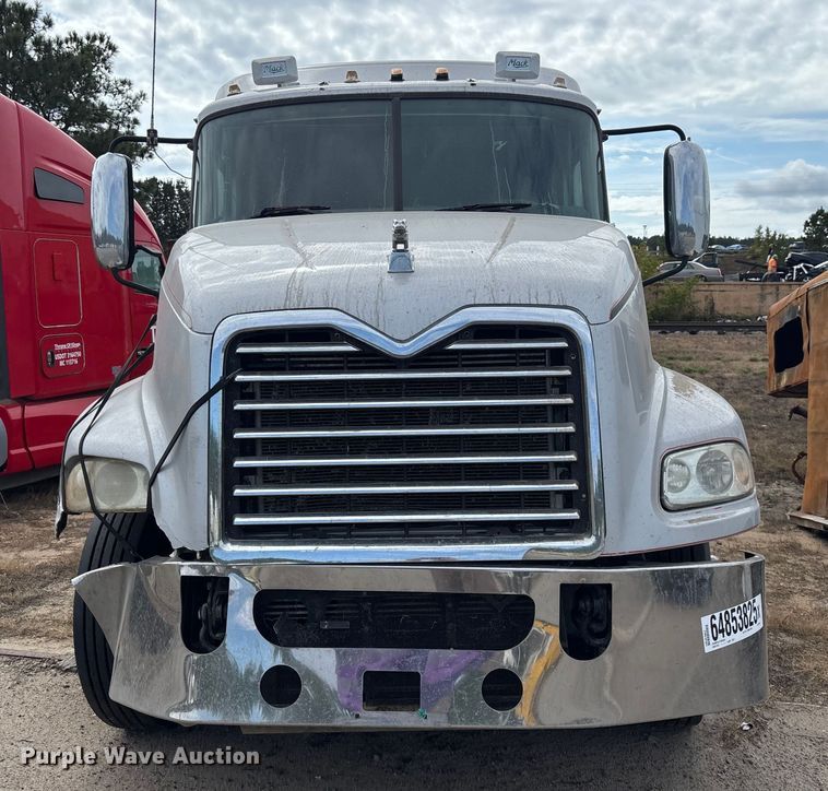 image for item YA0729 2015 Mack CX613 semi truck