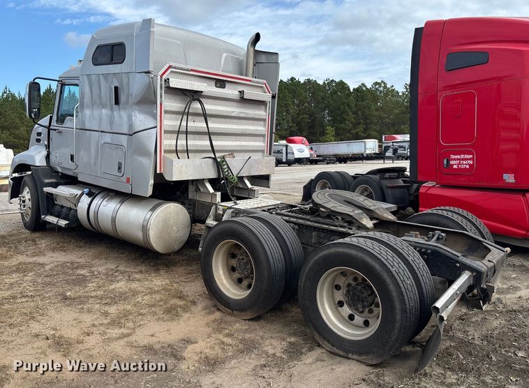 image for item YA0729 2015 Mack CX613 semi truck