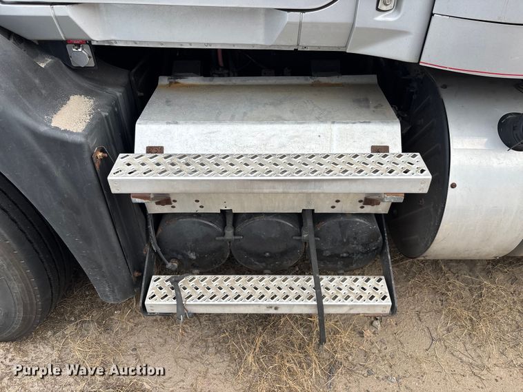 image for item YA0729 2015 Mack CX613 semi truck