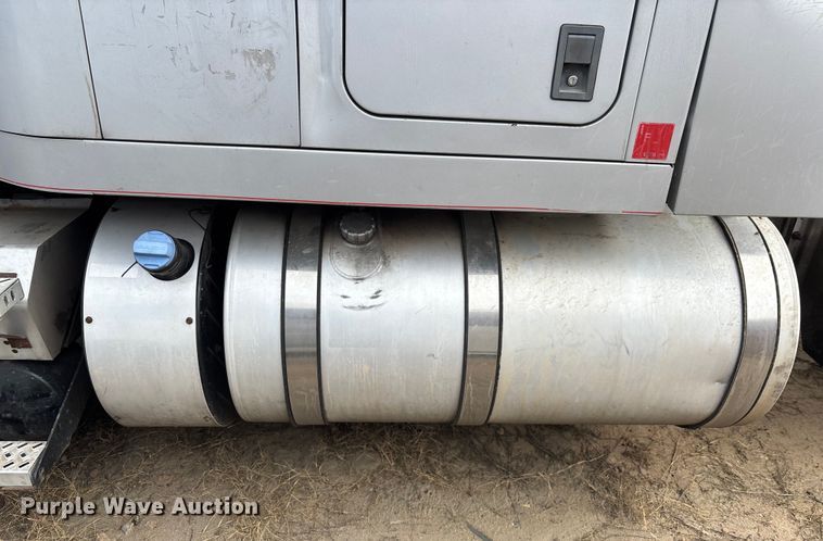 image for item YA0729 2015 Mack CX613 semi truck