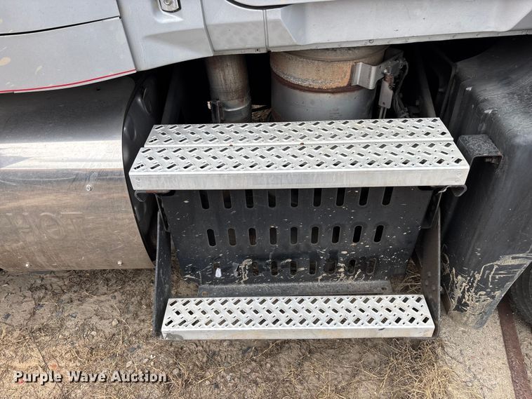 image for item YA0729 2015 Mack CX613 semi truck