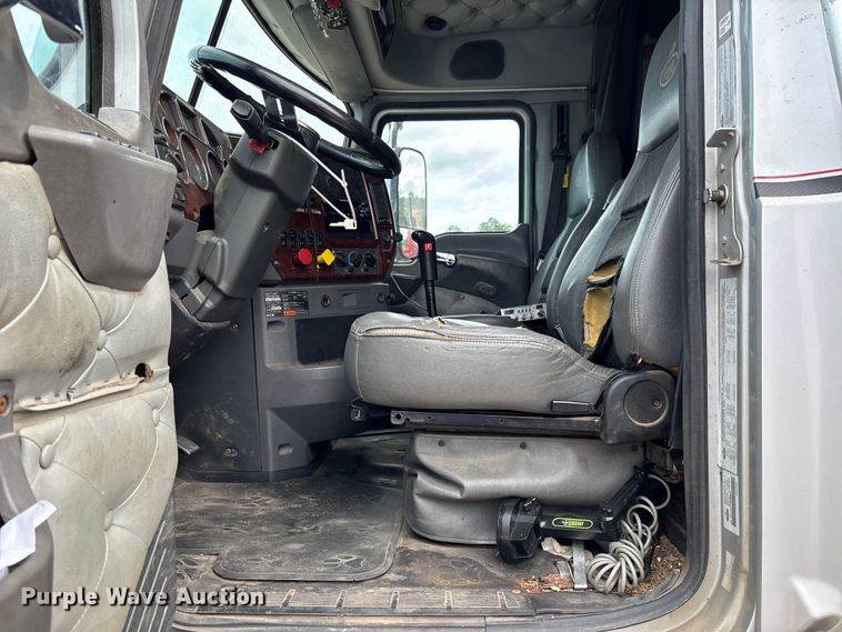 image for item YA0729 2015 Mack CX613 semi truck