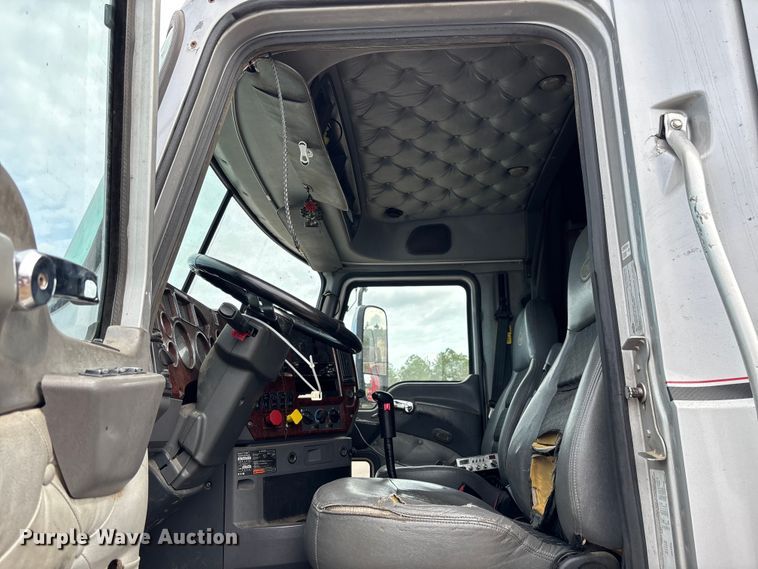 image for item YA0729 2015 Mack CX613 semi truck