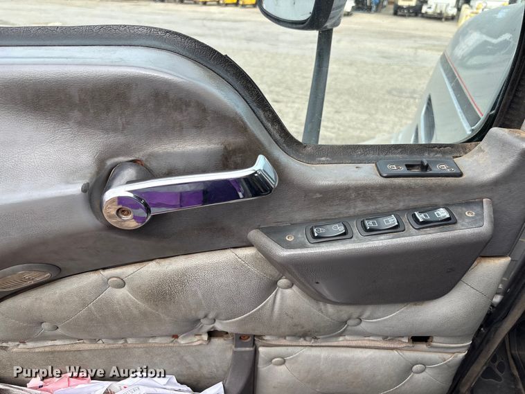 image for item YA0729 2015 Mack CX613 semi truck