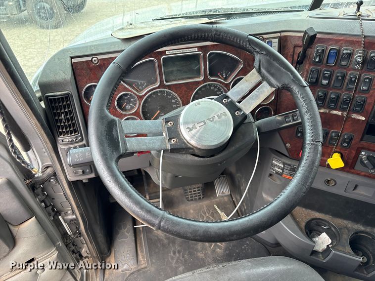 image for item YA0729 2015 Mack CX613 semi truck