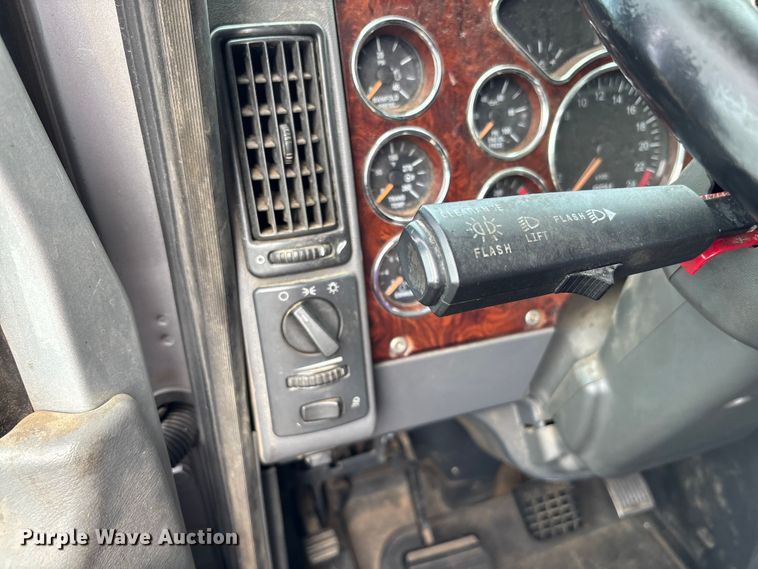 image for item YA0729 2015 Mack CX613 semi truck