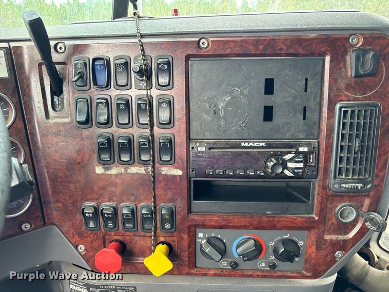 image for item YA0729 2015 Mack CX613 semi truck