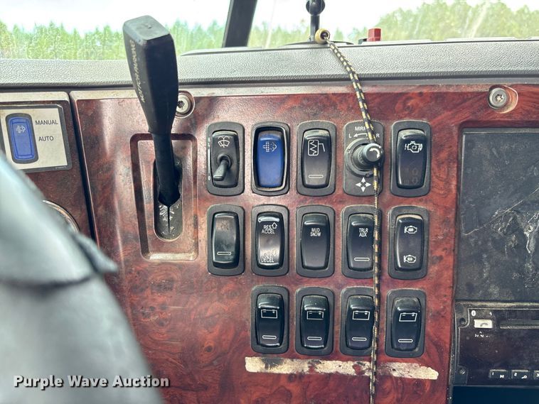 image for item YA0729 2015 Mack CX613 semi truck