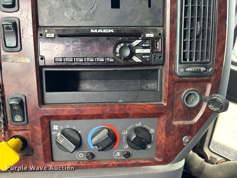 image for item YA0729 2015 Mack CX613 semi truck