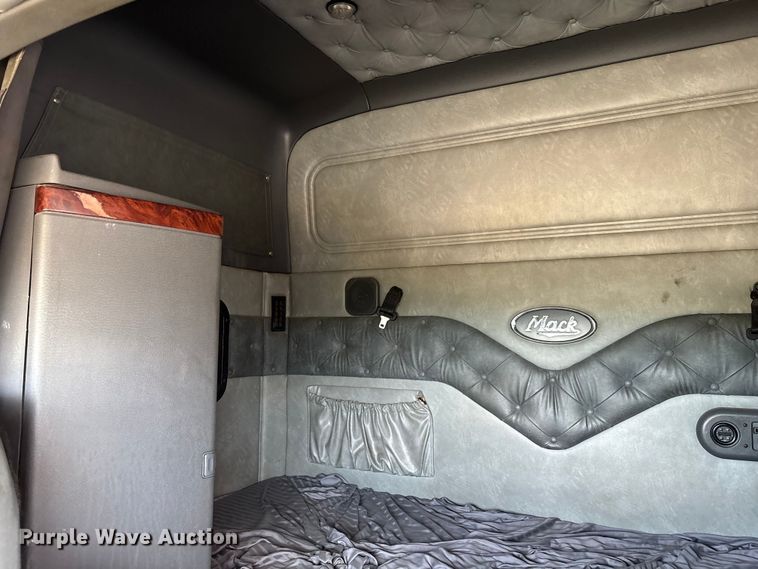 image for item YA0729 2015 Mack CX613 semi truck