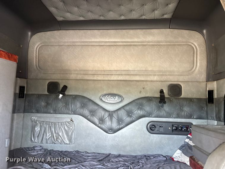 image for item YA0729 2015 Mack CX613 semi truck