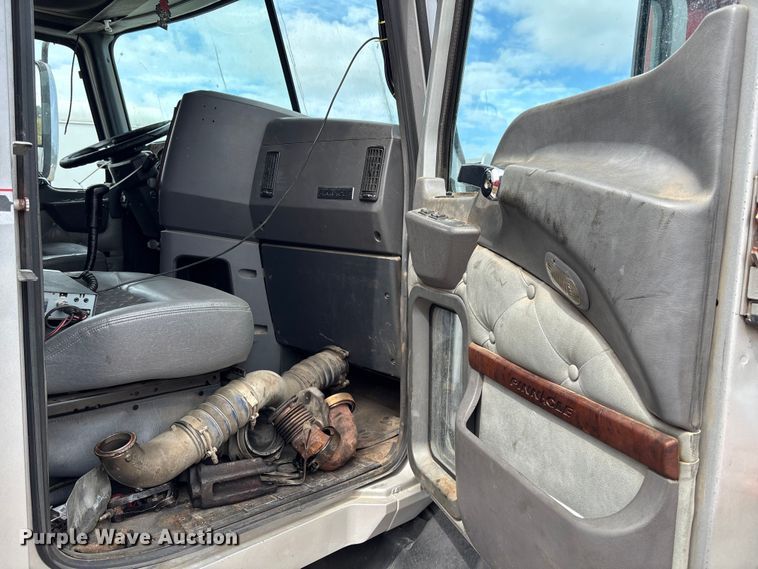 image for item YA0729 2015 Mack CX613 semi truck