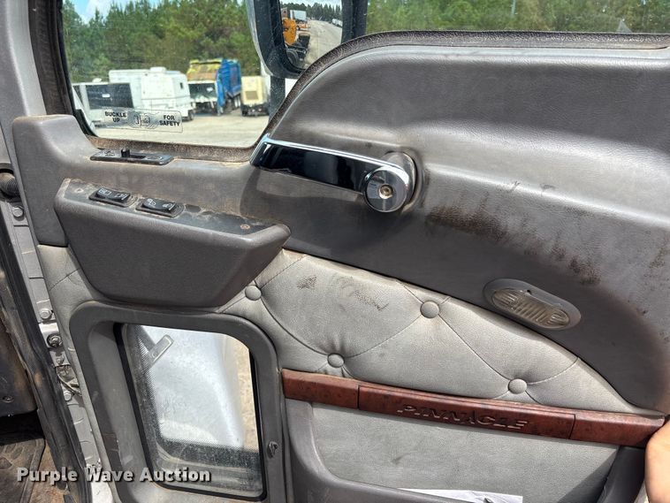 image for item YA0729 2015 Mack CX613 semi truck