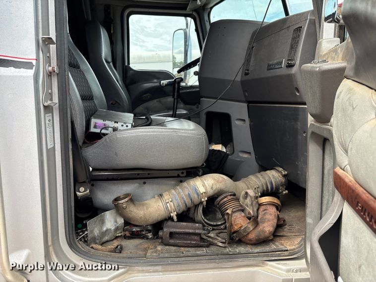 image for item YA0729 2015 Mack CX613 semi truck