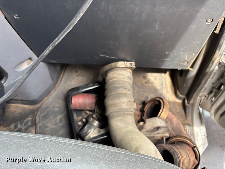 image for item YA0729 2015 Mack CX613 semi truck