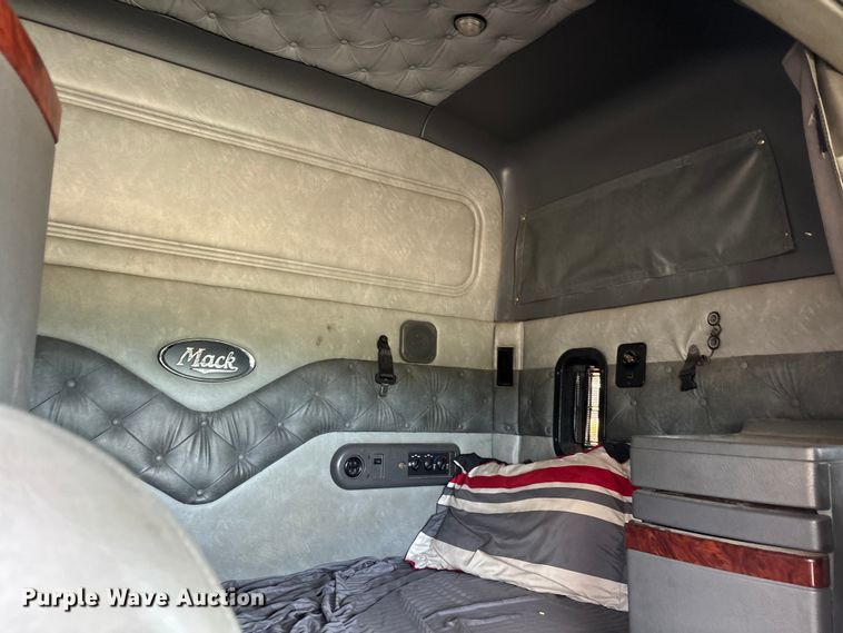 image for item YA0729 2015 Mack CX613 semi truck