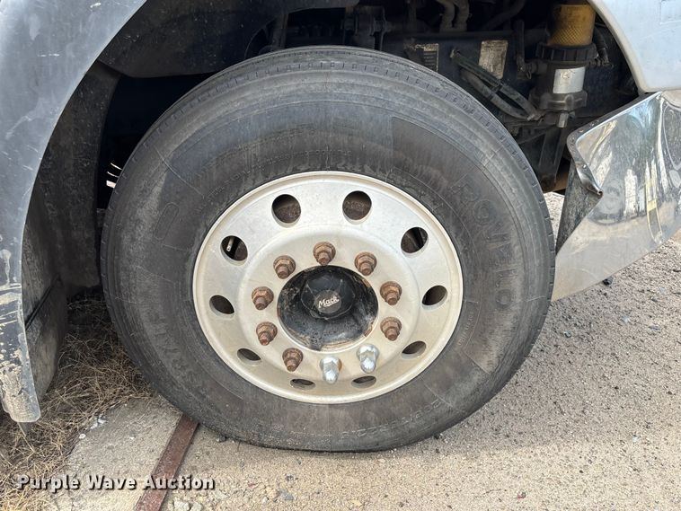 image for item YA0729 2015 Mack CX613 semi truck