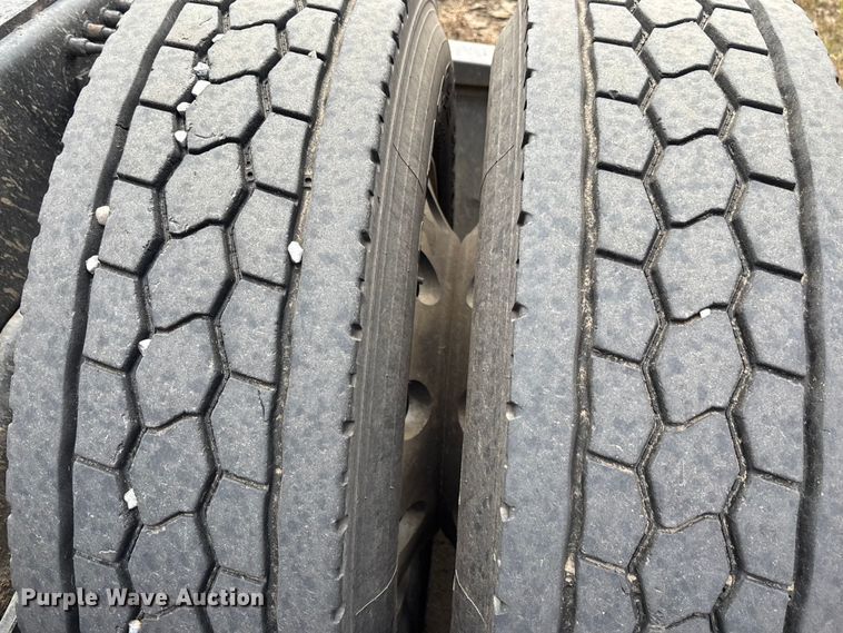 image for item YA0729 2015 Mack CX613 semi truck