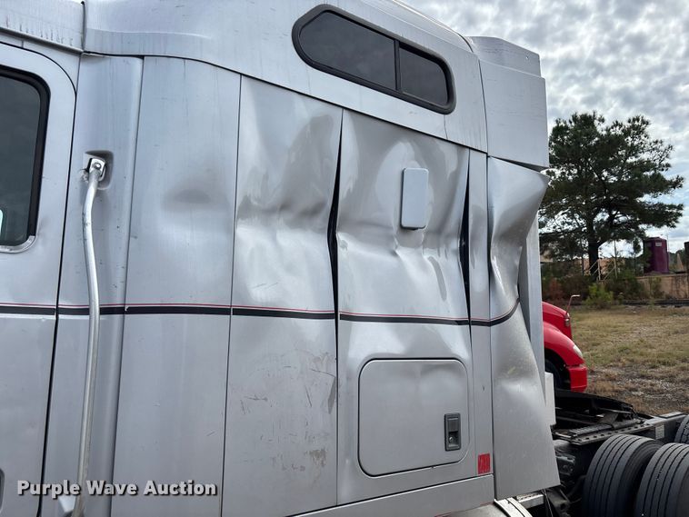 image for item YA0729 2015 Mack CX613 semi truck