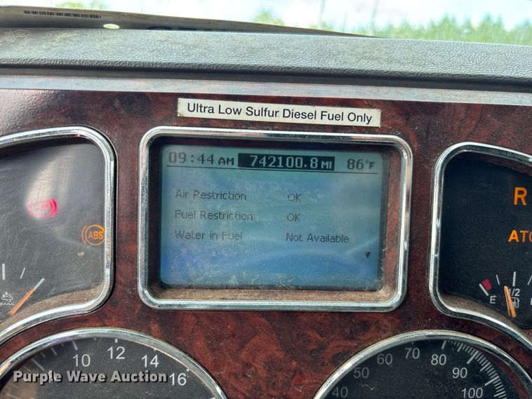 image for item YA0729 2015 Mack CX613 semi truck