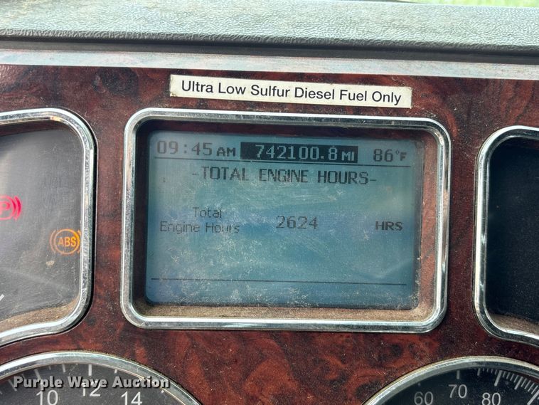 image for item YA0729 2015 Mack CX613 semi truck