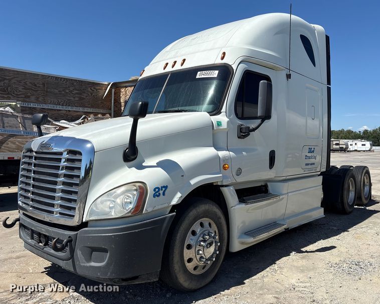 image for item YA0958 2013 Freightliner Cascadia semi truck