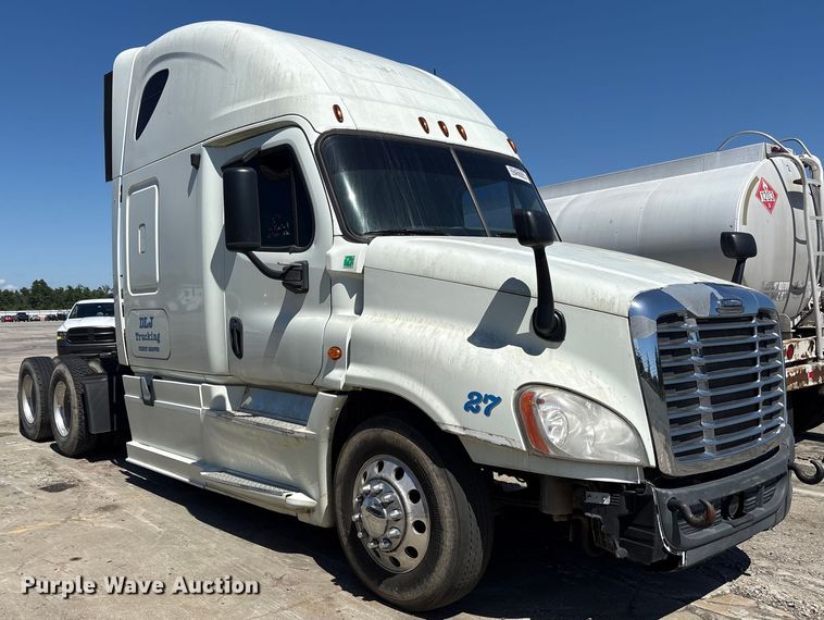 image for item YA0958 2013 Freightliner Cascadia semi truck