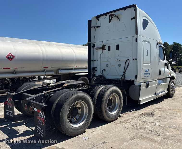 image for item YA0958 2013 Freightliner Cascadia semi truck