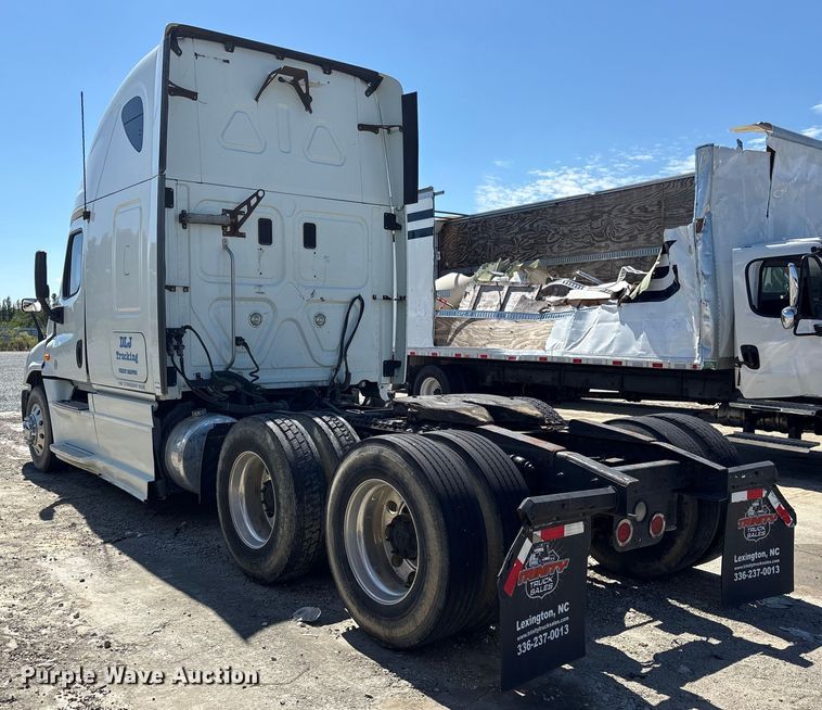 image for item YA0958 2013 Freightliner Cascadia semi truck