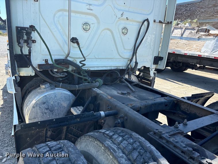 image for item YA0958 2013 Freightliner Cascadia semi truck