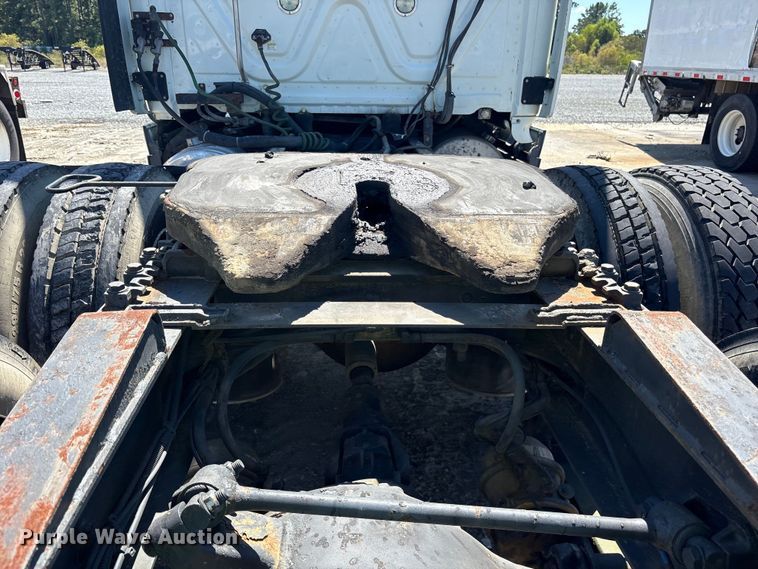 image for item YA0958 2013 Freightliner Cascadia semi truck