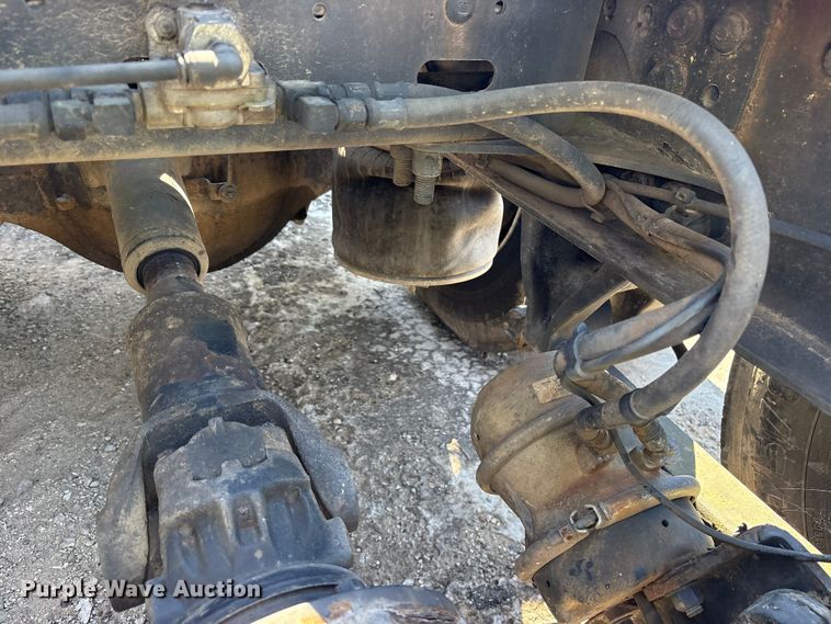 image for item YA0958 2013 Freightliner Cascadia semi truck