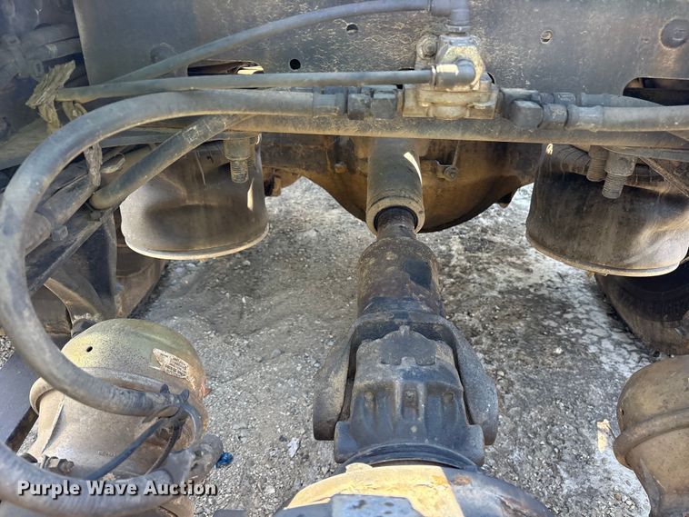 image for item YA0958 2013 Freightliner Cascadia semi truck