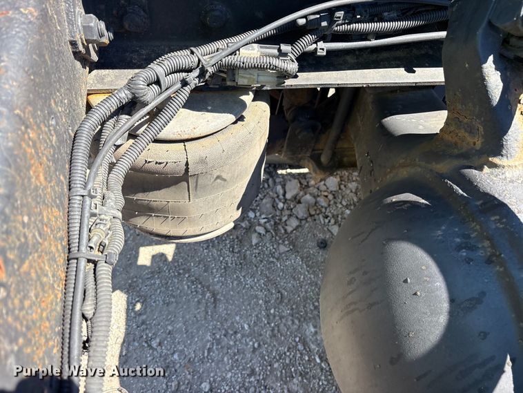 image for item YA0958 2013 Freightliner Cascadia semi truck