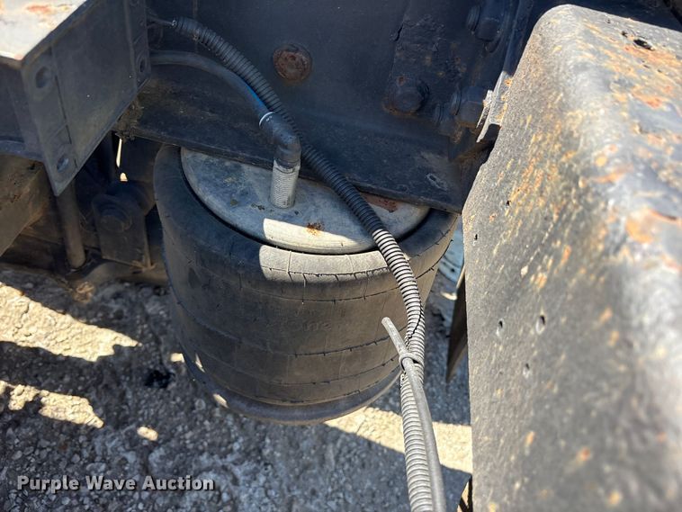 image for item YA0958 2013 Freightliner Cascadia semi truck