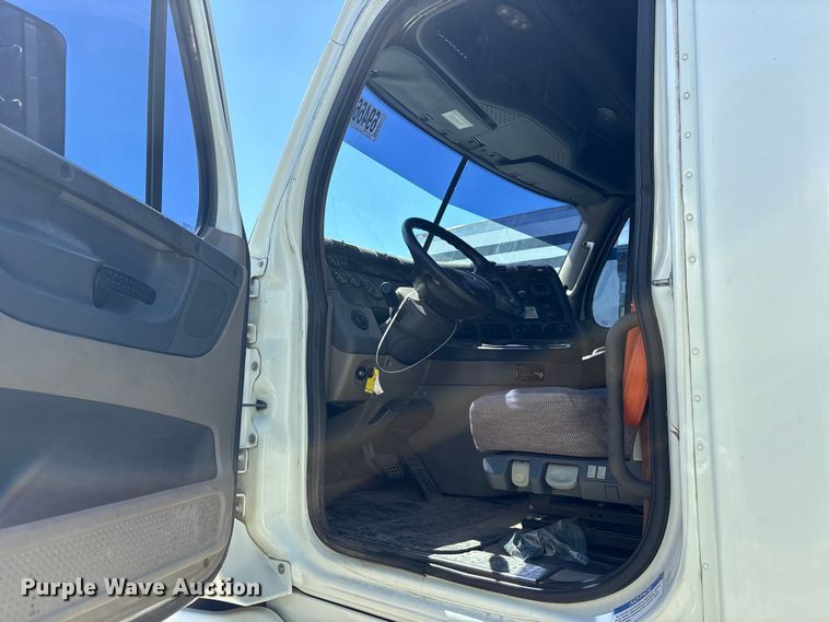 image for item YA0958 2013 Freightliner Cascadia semi truck